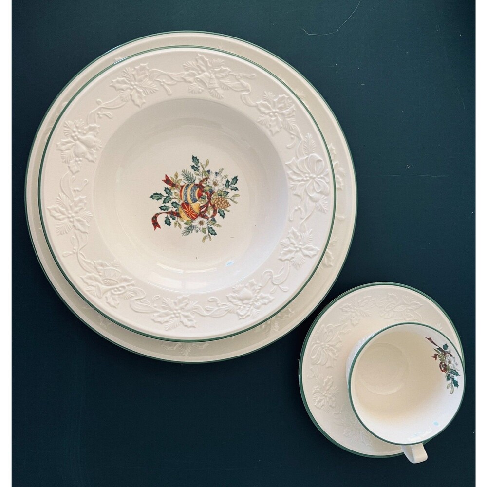 MIKASA Embossed Holly HOLIDAY SEASON 4-Piece Place Setting w RIMMED SOUP BOWLS